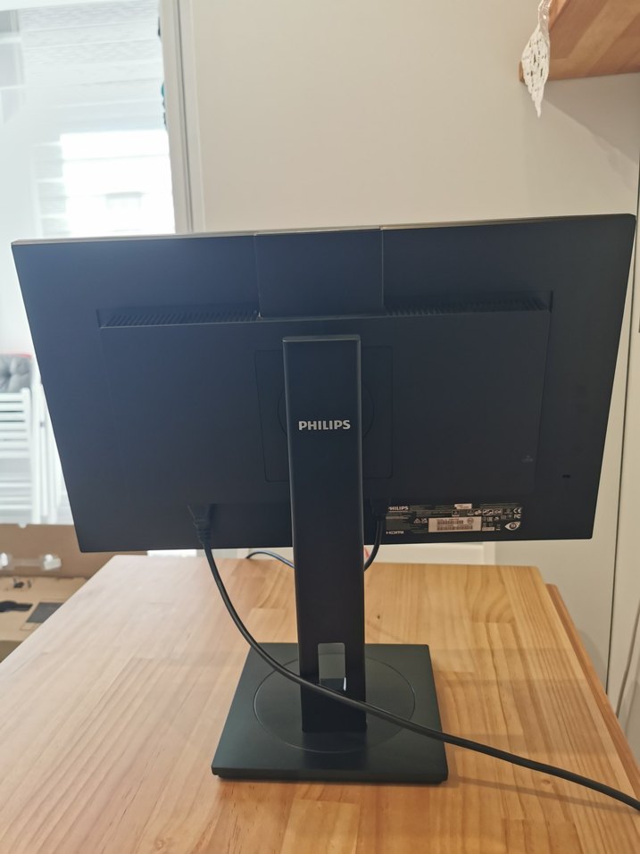 Philips 24inç Kameralı Işık Sensörlü Yükseklik Ayarlı Monitör - Görsel 4