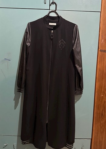Uzun Siyah Deri Kollu Gotik Kadın Kaban