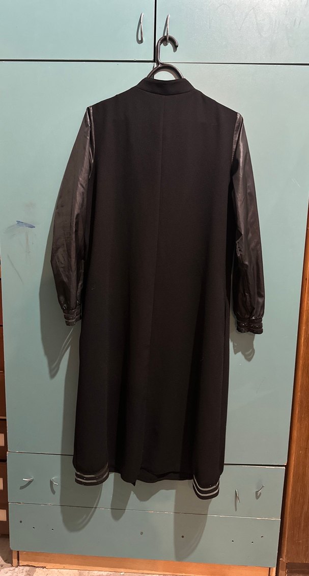 Uzun Siyah Deri Kollu Gotik Kadın Kaban - Görsel 2