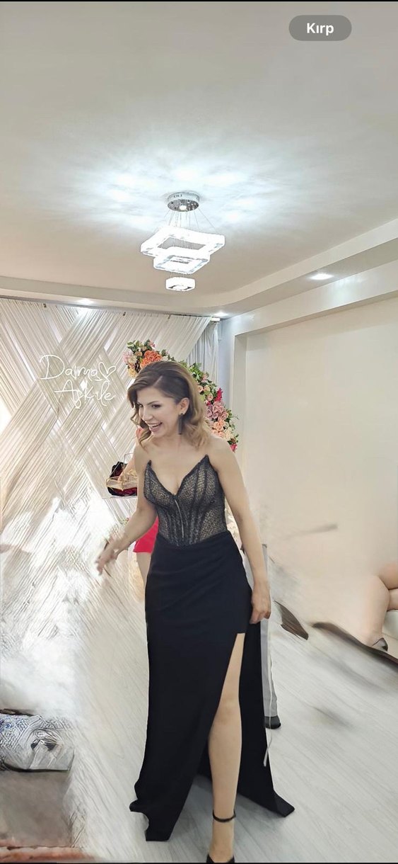 Siyah Çiçek Desenli Drapeli Uzun Abiye Elbise - Görsel 2