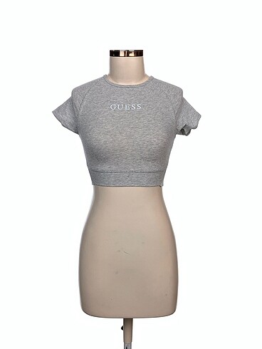 Guess T-shirt %70 İndirimli.