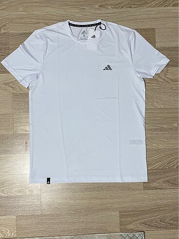 Adidas sporcu tişörtü