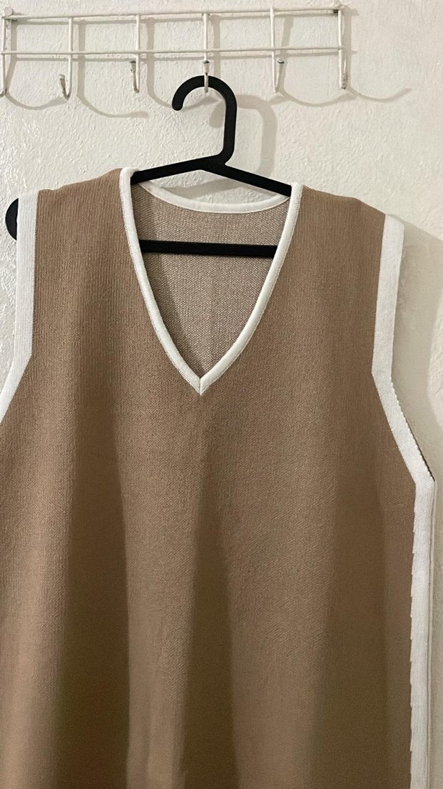 Bej V Yakalı Uzun Kolsuz Triko Elbise - Görsel 2