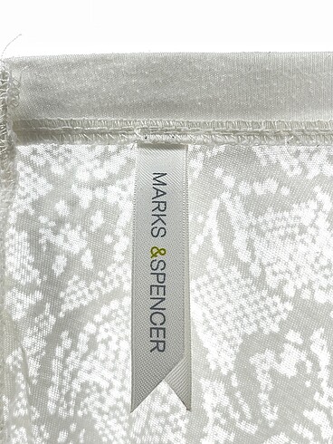 46 Beden beyaz Renk Marks & Spencer Bluz %70 İndirimli.