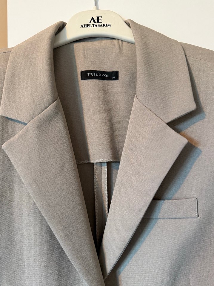 Düğmeli Kolsuz Bej Kadın Blazer - Görsel 2