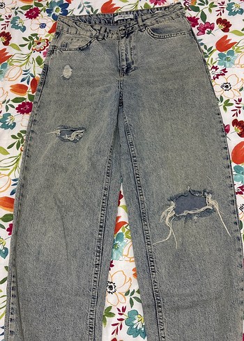 Gri Kadın Bol Kesim Yırtık Denim Pantolon
