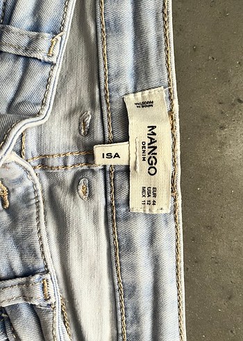 Mango Yirtik Paca Detayli Denim Jean