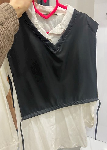 Gevşek Kesim Beyaz Midi Gömlek ve Siyah Kemerli Süveter - Görsel 2