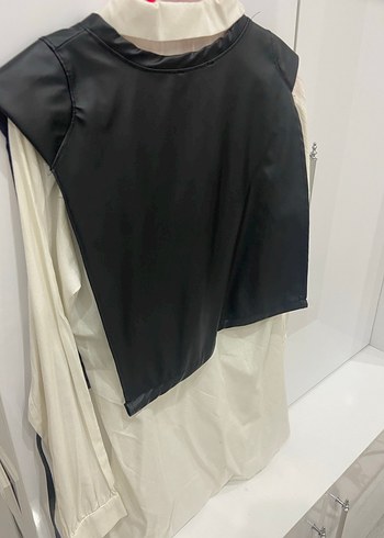 Gevşek Kesim Beyaz Midi Gömlek ve Siyah Kemerli Süveter - Görsel 3