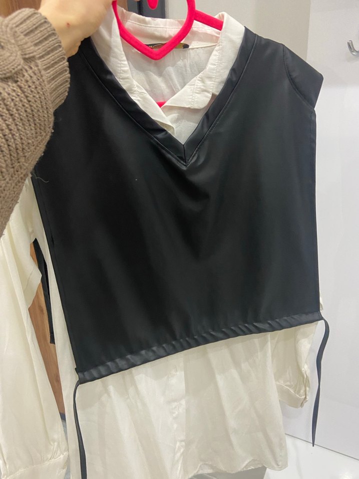 Gevşek Kesim Beyaz Midi Gömlek ve Siyah Kemerli Süveter - Görsel 2