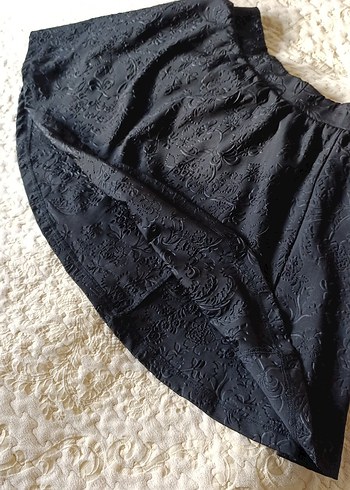 Kabartma Gül desenli Siyah Midi Etek - Görsel 3