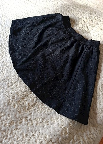 Kabartma Gül desenli Siyah Midi Etek - Görsel 2