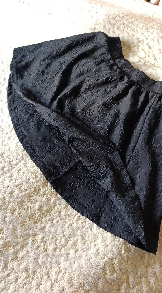 Kabartma Gül desenli Siyah Midi Etek - Görsel 3