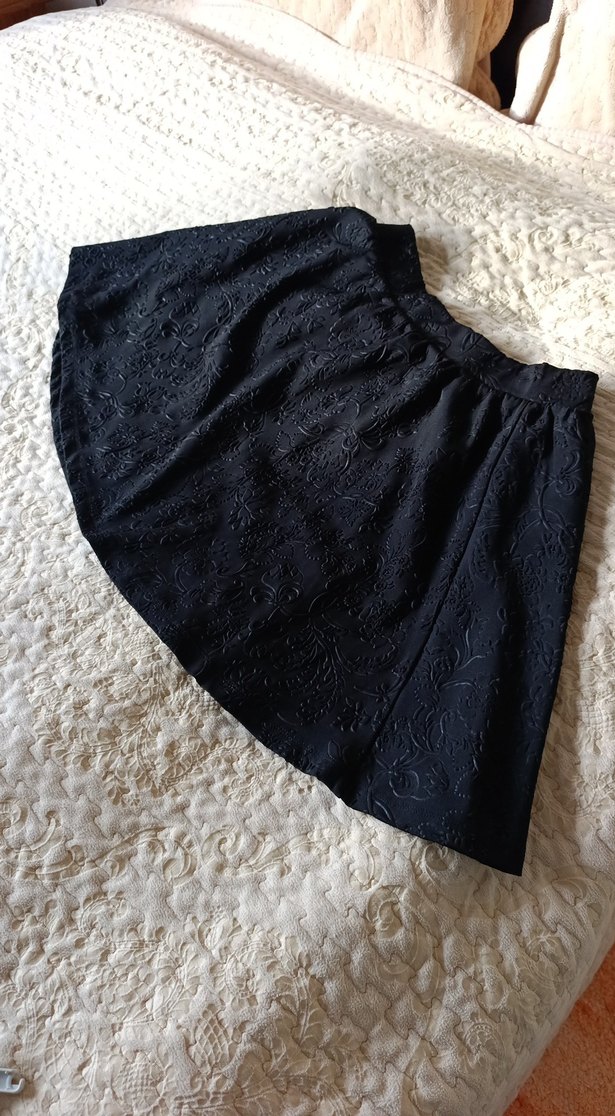 Kabartma Gül desenli Siyah Midi Etek - Görsel 2