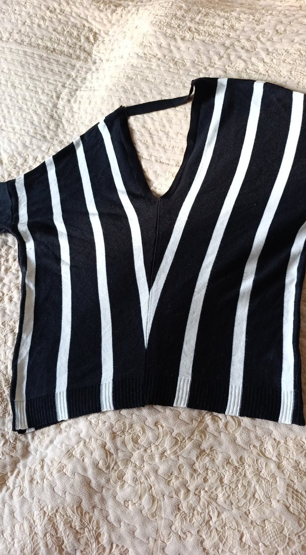 Ön ve arka V Yaka, Siyah Beyaz Çizgili Triko Kazak - Görsel 3