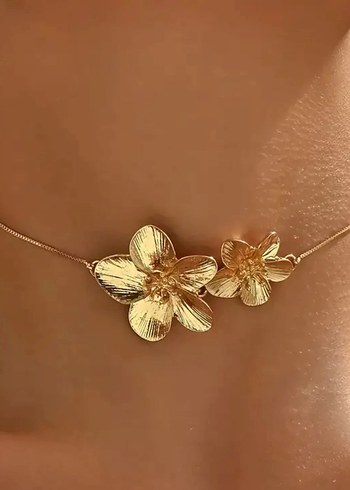 Altın Renk Mini Çiçek Detaylı Kolye