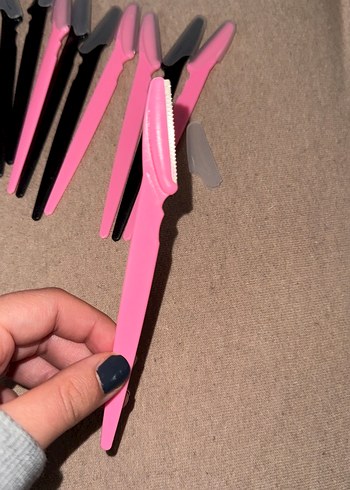 Pembe ve Siyah Kaş Düzeltme Makası/Yüz Usturası - Görsel 2