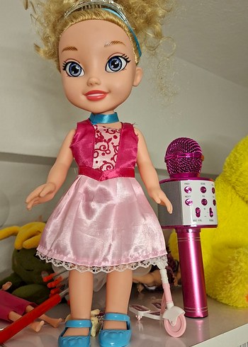 Pembe Elbiseli Renkli Bebek ve Mikrofon