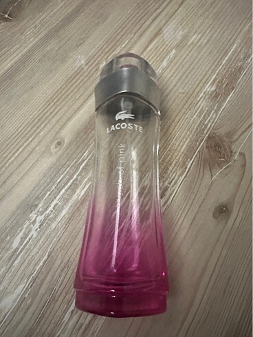 Lacoste pink parfüm şişesi