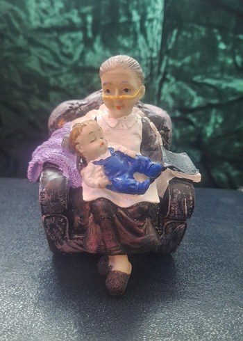 Mor Sandalyede Uyuyan Bebekli Kadın Biblosu - Görsel 2