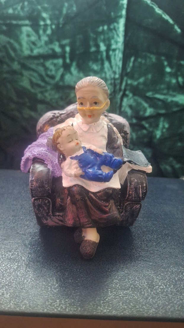 Mor Sandalyede Uyuyan Bebekli Kadın Biblosu - Görsel 2