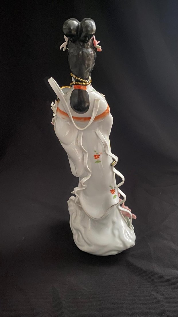 Çiçekli Beyaz Porselen kadın figuru - Görsel 3