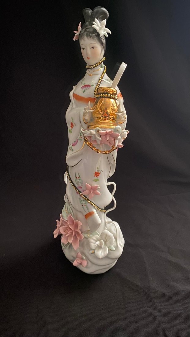 Çiçekli Beyaz Porselen kadın figuru - Görsel 2