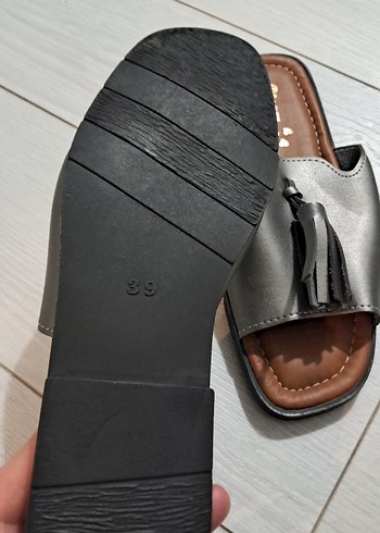 Gri Püsküllü Kadın Dolgu Topuk Terlik - Görsel 3