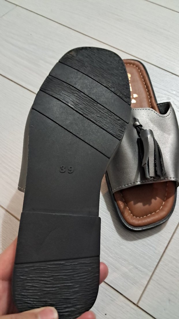 Gri Püsküllü Kadın Dolgu Topuk Terlik - Görsel 3