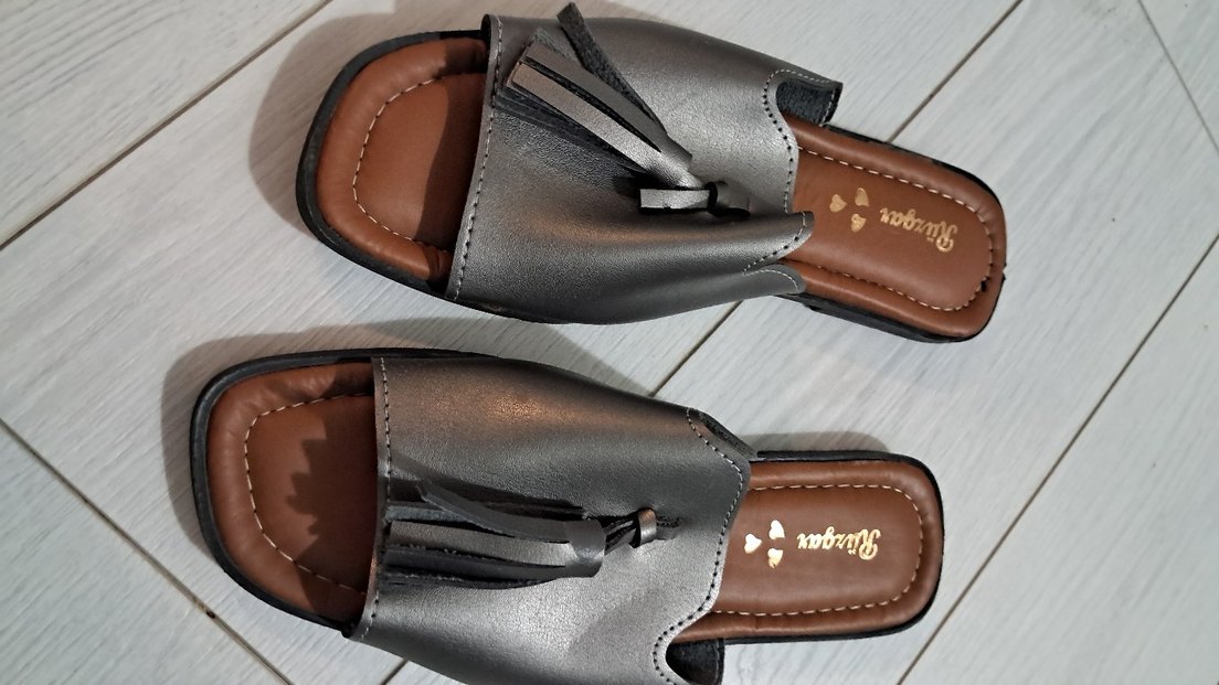 Gri Püsküllü Kadın Dolgu Topuk Terlik - Görsel 4