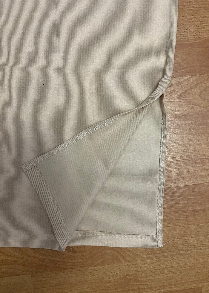 Uzun yırtmaçlı, dekolteli elbise - Görsel 2