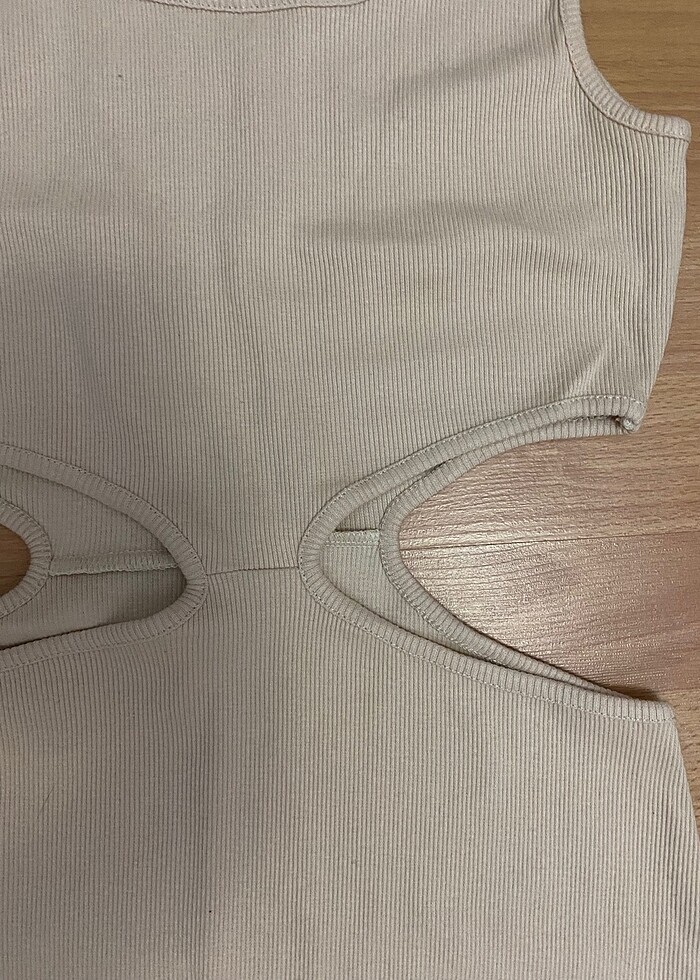 Uzun yırtmaçlı, dekolteli elbise - Görsel 3