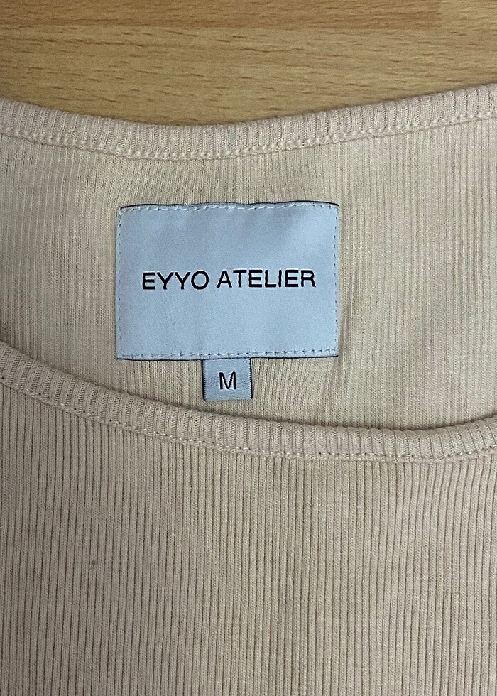 Uzun yırtmaçlı, dekolteli elbise - Görsel 4