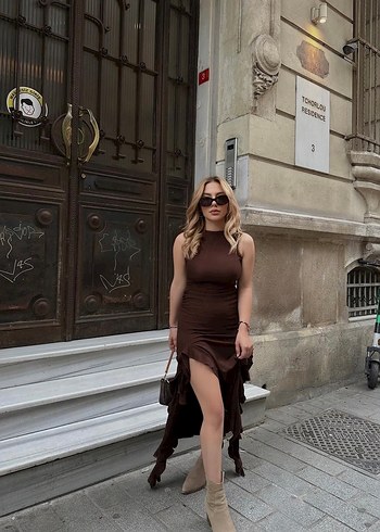 m Beden kahverengi Renk Drapeli Uzun Kahverengi Elbise bedeni 40 yazıyor ama kalıbı dar