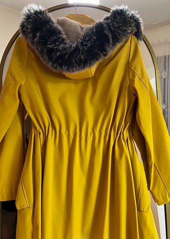Sarı Midi Boy Kürk Detaylı Kadın Yağmurluk - Görsel 4