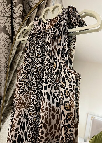 Kahverengi Leopar Desenli Sıfır Kollu Bluz - Görsel 2