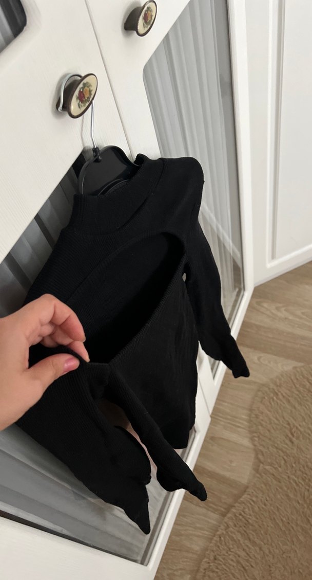 Siyah Boğazlı  Kısa Kadın Kazak - Görsel 2