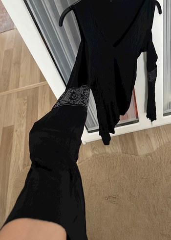 V Yaka Siyah Uzun Kollu Gotik Bluz - Görsel 2