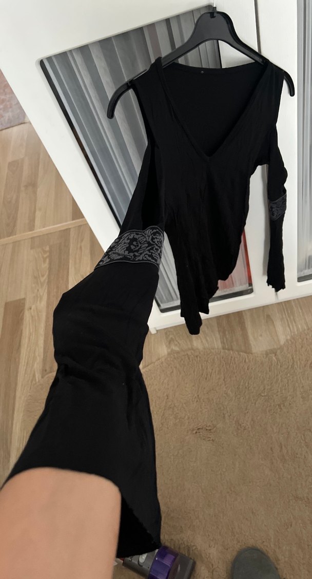 V Yaka Siyah Uzun Kollu Gotik Bluz - Görsel 2