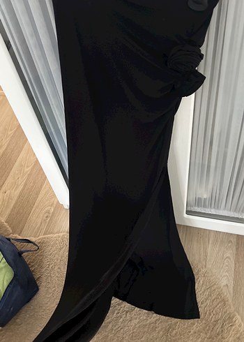 Uzun Siyah Dökümlü Drapeli Gül Detaylı Etek - Görsel 4