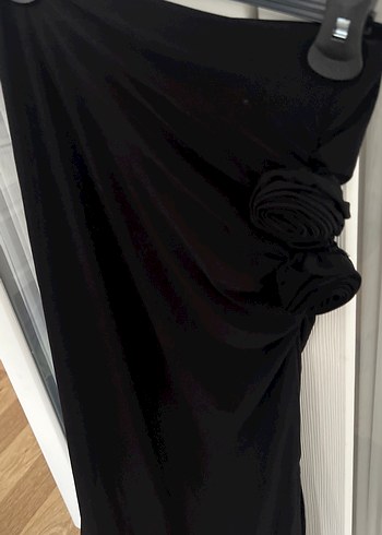 Uzun Siyah Dökümlü Drapeli Gül Detaylı Etek - Görsel 2