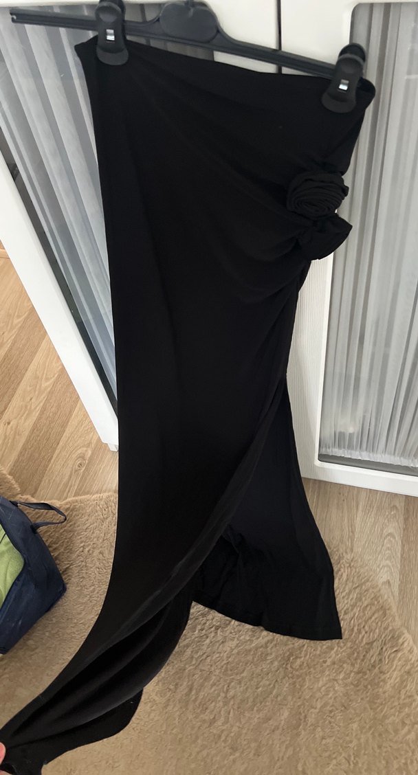 Uzun Siyah Dökümlü Drapeli Gül Detaylı Etek - Görsel 4