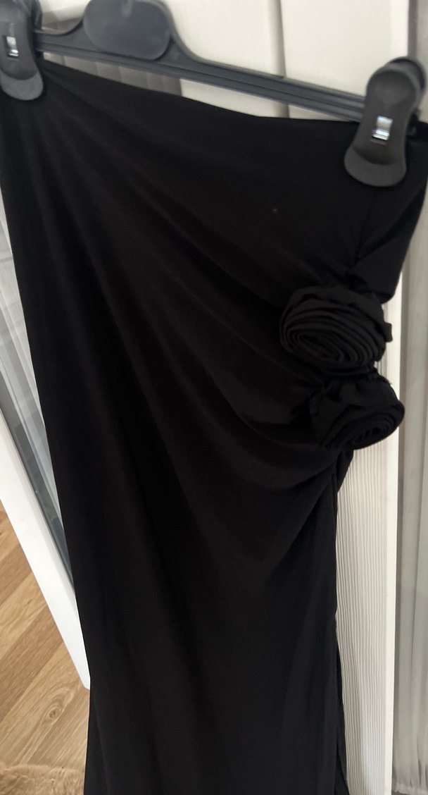 Uzun Siyah Dökümlü Drapeli Gül Detaylı Etek - Görsel 2