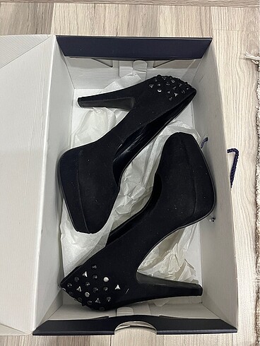Arkası zımbalı siyah topuklu ayakkabı - Görsel 6