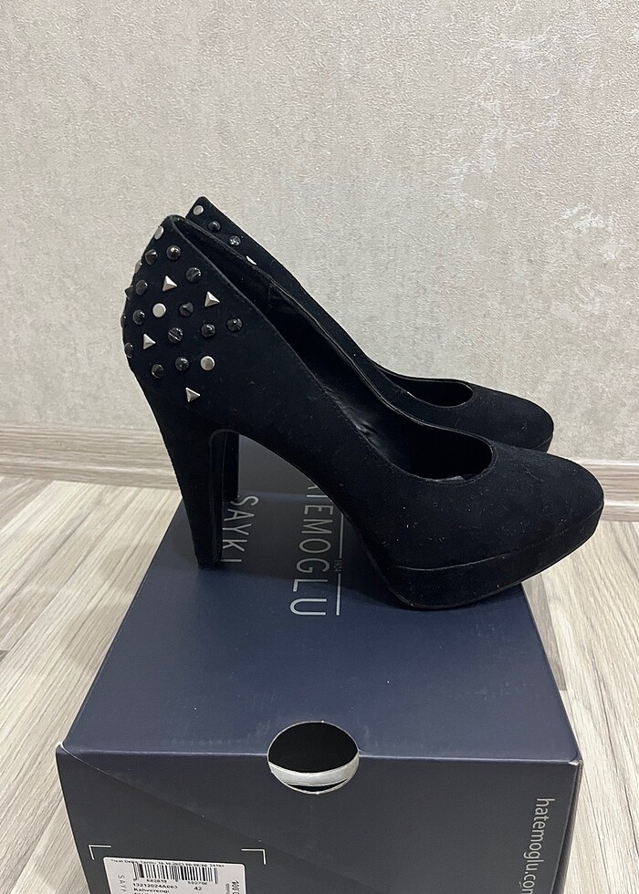 Arkası zımbalı siyah topuklu ayakkabı - Görsel 2