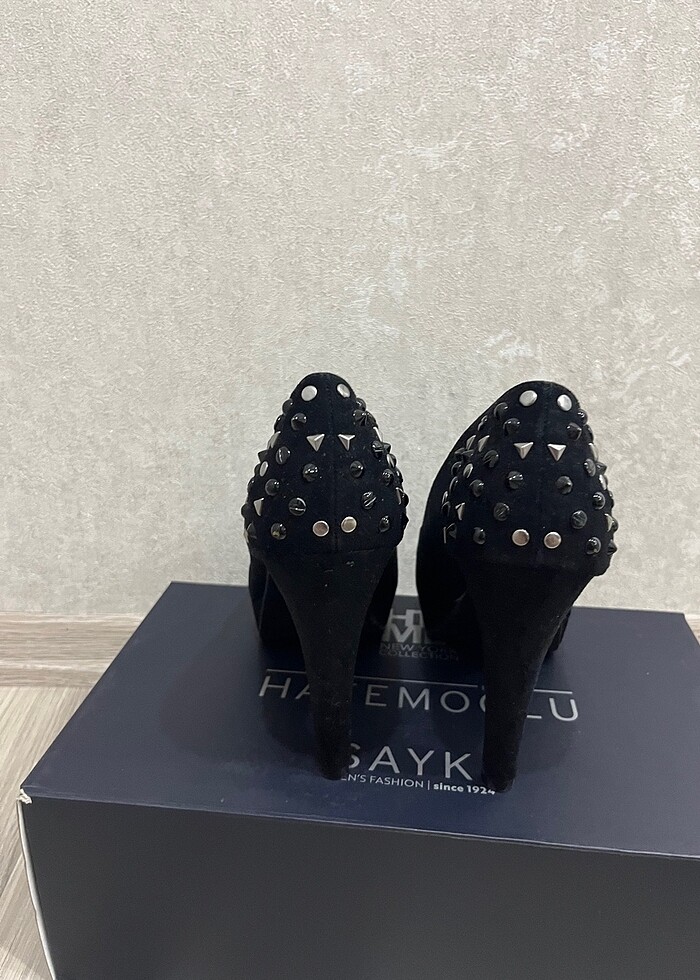 Arkası zımbalı siyah topuklu ayakkabı - Görsel 3