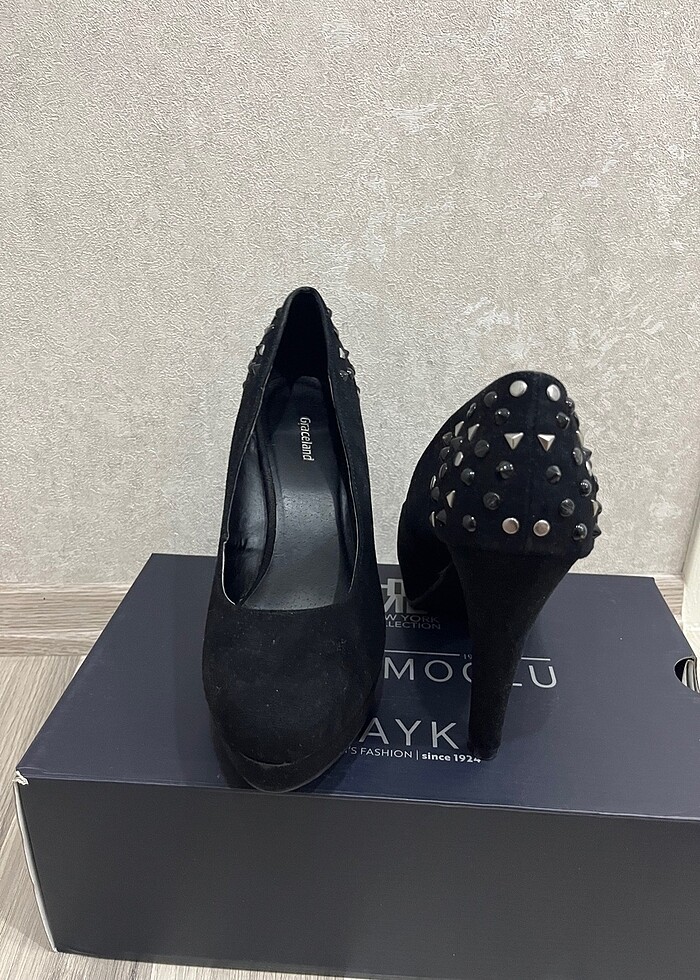 Arkası zımbalı siyah topuklu ayakkabı - Görsel 4