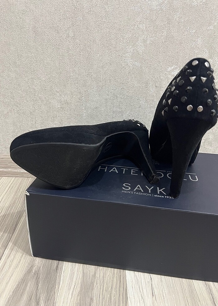 Arkası zımbalı siyah topuklu ayakkabı - Görsel 5