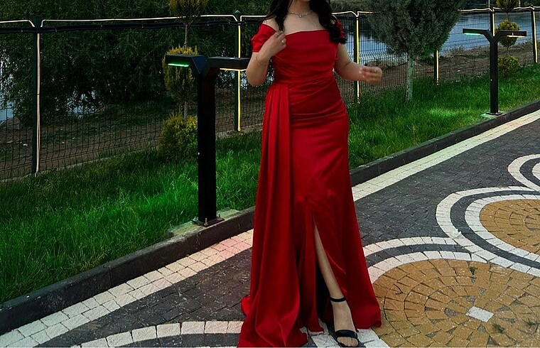 Kırmızı gece elbisesi