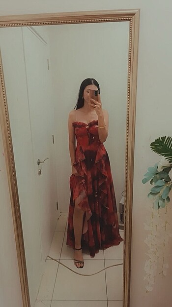 Straplez Yaka Yırtmaçlı Eteği Fırfırlı Abiye